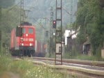 151 053-6 mit Containerzug in Fahrtrichtung Norden. Aufgrund eines Defekts am B muss der Zug anhalten und der Tf aussteigen. Aufgenommen am 23.07.2010 in Friedlos.