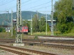 155 197-7 wird von einem Lokzug kurz hinter Saalfeld (Saale) abrangiert, unterquert die Bahnhofsbrcke und verschwindet in den unendlichen Weiten des Rbf.