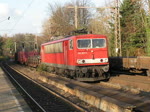 Begegnung eines Gterzugs mit 140 028 in Richtung Bochum-Riemke mit einem Gterzug mit 155 013 in Richtung Bochum Nord in Hhe des Haltepunkts der Glckaufbahn  Bochum-Hamme  (16.