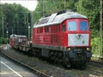 232 908 mit heier Ladung am 2. August 2011 auf dem Weg nach Bochum Nord, gefolgt von 155 019 mit Coils im Gleiswechselbetrieb in gleicher Richtung.