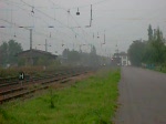 Eine Lok der Baureihe 155 durchfhrt mit einem langen gemischten Gterzug den Bahnhof Raguhn; gelegen an der Strecke Dessau -(Bitterfeld) - Halle/Leipzig.