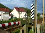 Beim Warten an einem Bahnbergang im Saalfelder Stadtteil Remschtz (Strecke Saalfeld - Groheringen/Naumburg) konnte ich irgendwann im Sommer 2008 diesen Gterzug mit BR 155 festhalten.