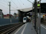Der planmig ber Erfurt umgeleitete ICE 1677 nach Mnchen Hbf verlsst Erfurt Hbf auf Gleis 1. Nchster Halt ist erst in knapp zwei Stunden Wrzburg Hbf! (22.08.2009)
