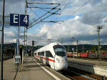 ICE 1573 nach Bamberg verlässt Saalfeld (Saale) auf Gleis 4. Laut Wagenstandanzeiger müssten auch die ICEs mit einem Zugteil bis zum Bahnsteigende fahren, was aber sinnlos ist - wie dieser Tfzf wohl erkannt hat! (29.08.2009)