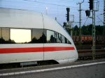 Mit +10 verlässt ICE 1575 nach Bamberg den Bahnhof Saalfeld (Saale) auf Gleis 4. Schnell beschleunigt er auf die erlaubten 80 km/h. (08.09.2009)