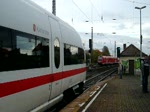 ICE 1557 verlsst Weimar zur Fahrt nach Dresden Hbf. Kaum ist er ausgefahren, fhrt der Sonderzug aus Stafurt in den Bahnhof ein. (10.10.2009)