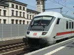 Mit schiebender 101 141-0 verlsst IC 2250 von Berlin nach Dsseldorf langsam den Hauptbahnhof Erfurt auf Gleis 1, whrend auf Gleis 8 ICE 1559 von Wiesbaden nach Dresden einfhrt, als dessen zweiter Zugteil brigens die  Goldnase  eingesetzt wurde. (06.06.2010)