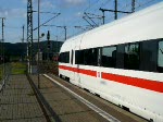 Am 07.05.2009 fuhr ICE 1724 auerplanmig mit 2 Zugteilen, wobei der erste leer und verschlossen war. Nun fhrt er mit 25 Minuten Versptung vom Gleis 4 aus dem Bahnhof Saalfeld (Saale) ab. Sein Ziel ist Berlin Gesundbrunnen.