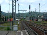 ICE 1513 hat Einfahrt in den Bahnhof Saalfeld (Saale) mit 80 km/h und darf den 370 Meter langen Bahnsteig bis zum Ende vorfahren, wo die Fahrgäste bei Regenwetter dann im Nassen aussteigen dürfen. (10.06.2009)