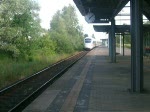 ICE1709 von Warnemnde nach Mnchen Hbf bei der Durchfahrt  (Siehe Uhrzeit 07.10 Uhr)im S-Bahnhof Rostock-Marienehe.(25.06.09)