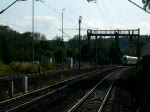 ICE 1504 nach Hamburg-Altona durchfhrt den Bahnhof Orlamnde. Nchster Halt ist Jena Paradies. (16.07.2009)
