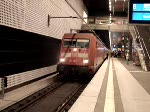 Die BR 101 145-1 mit EuroCity 176 bei der Ausfahrt Berlin Hauptbahnhof (Tief) nach Hamburg-Altona. Dieser Zug hat 2 BordRestaurants, ein von der CD und ein von der DB, beide hintereinander.