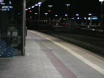 Eine 181 215-5 zieht am Abend des 15. Januar 2008 einen leeren IC (oder EC?) als  Sonderzug  mit der Nummer SDZ 48034 mit 10 Minuten Versptung in den Bahnhof Karlsruhe. Die Lok und die unbeleuchteten Waggons haben als Ziel Saarbrcken Hbf.