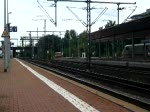 Ja, auch das gibt es! IC 2370 aus Konstanz erreicht hier gut drei Minuten zu frh den Bahnhof Kassel-Wilhelmshhe. Letzter Halt war Wabern (Bz Kassel) - scheint ja einige Fahrzeitpuffer zu geben! Entsprechend gemtlich kommt der Zug mit fhrendem Bpmbdzf-Steuerwagen jetzt auf Gleis 4 in den Bahnhof gefahren. Hinten schiebt 101 040-4. (25.07.2009)