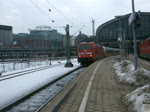 101 126-1 wartet mit dem ex Metropolitan als ICE 1105 von 
Hamburg-Altona Richtung Berlin-Sdkreuz auf die Ausfahrt im Hamburger Hbf.(20.2.10)
