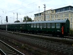 Whrend der Sonderzug aus Cottbus wegrangiert wird und ein Desiro als RB nach Kranichfeld den Bahnhof Weimar verlsst, fhrt der Taurus ES 64 U2 - 012 mit einem Gterzug aus Schiebewandwagen in Richtung Naumburg. (10.10.2009)