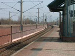 Bahnhof Achern Teil 3: Ein ungewhnlich kurzer Gterzug wird von einer Schweizer Lok durch den Bahnhof Achern auf Gleis 3 gezogen. Gefilmt am 2. April 2009 (0:27 Minuten).