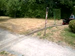 Echtdampf-Fahrbetrieb beim Steampunk Picknick auf der Gartenbahn im Maximilian-Park in Hamm, 21.7.2018     Vorbildlich ist auch das Verhalten des Gokart-Fahrers am Bahnbergang.