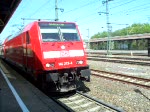 Ausfahrt des IRE nach Stuttgart aus dem Bahnhof Vaihingen/Enz.
Die DoStoWagen sind auf 160 km/h zugelassen, dank dieser Geschwindigkeit wird er ber die NBS schon in 16 Minuten den Stuttgarter Hauptbahnhof ereichen.
