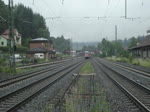 Eine Regionalbahn nach Bamberg erreicht am 21. Juni 2011 mit fhrendem Wittenberger Steuerwagen den Bahnhof Kronach auf Gleis 3. Am Zugschluss schiebt 111 130-1 nach.