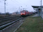 RE33008 von Rostock Hbf.nach Hamburg Hbf.beim Rangieren im Rostocker Hbf.(17.01.09)