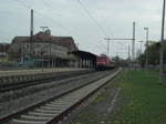 143 148-5 zieht am 16. April 2011 eine Regionalbahn von Kronach nach Saalfeld ber Gleis 3 aus Kronach heraus.