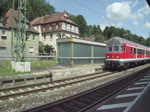 Eine Regionalbahn von Kronach nach Bamberg verlsst am 17. Juni 2011 den Kronacher Bahnhof ber Gleis 4. Man beachte: Die Garnitur fhrt zwei erste Klasse Wagen mit sich!
