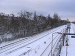 Eine verschneite S-Bahn fhrt am 1.1.2010 in Karlshorst ein. Weiter geht die Fahrt dann bis nach Westkreuz.