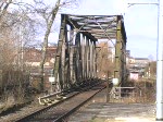 Einfahrt einer Ringbahn in Richtung Ostkreuz am 18.3.2008 in Storkower Straße. Die Brücke ermöglicht es der darunter laufenden Fernbahn, die Seite zu wechseln. Auf der Fernbahn gibt es keinen Fahrgastbetrieb, dennoch fahren hier Züge (nicht im Video zu sehen). Diese verkehren von und zum Betriebswerk Rummelsburg.