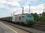 SNCF 437003 begegnet am 26. Mai 2011 mit Gterzug mit Schiebeplanwaggons der S 6 Richtung Essen mit 143 237 in Dsseldorf-Rath.