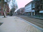 Auf diesem Video fhrt die Saarbahn die Haltestelle Landwehrplatz in Saarbrcken an.