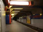 Eine U-Bahn der Linie U9 fhrt in den Bahnhof Schlossstrasse ein, leider auch ein Bahnhof der ein  Knig der Dunkelheit  ist. Man beachte den typischen Plastiklook der 70er an den Wnden.