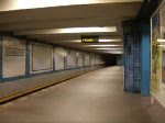 Einfahrt einer U-Bahn der Linie U4 in den Bahnhof Bayrischer Platz. Die kurze Linie U4 hat nur 5 Stationen und ist in Schneberg gelegen. Die Zge haben darum auch nur 2 Wagen.