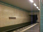 Die U-Bahnlinie 5 nach Alexanderplatz fhrt ein in den Bahnhof Tierpark.