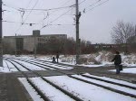 Vorsicht Straenbahn! Die Fugngerin merkt es noch rechtzeitig. Der Mann mit Kinderwagen bin brigens ich. Windischholzhausen / X-FAB, 20.2.2009