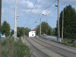 Rostock: An der Hst. Stadthafen fhrt rechts neben mir eine T6 deutlich hrbar los und es kommt ein Niederflurgelenktriebwagen. Juli 2008