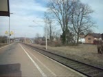 Vllig unerwartet durchfhrt 232 550, noch in  Altroter  Lackierung, mit einem Bauzug am 13.03.11 den Bahnhof Stockheim(Oberfr) Richtung Saalfeld(S).