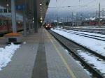 BR 185 der HGK fhrt mit dem Schnee-Express von Hamburg nach Bludenz aus Innsbruck Hbf aus.