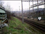 185 563-4 von Rail4Chem (R4C) fhrt mit einem Kesselwagenzug durch Muttenz Rbf.