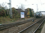 185 546-9 der Firma LTH Transportlogistik GmbH,gemietet von der OHE (Osthannoversche Eisenbahnen AG)Sie wird gleich den Holzzug von Rostock-Bramow Richtung Stendal-Niedergrne im Bahnhof Rostock-Bramow bespannen.
(08.11.09)