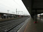 185 534-5 der OHE rollt mit einem Containerzug langsam auf das rote Signal in Richtung Norden im Bahnhof Fulda zu.