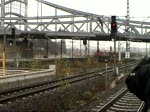 270 080 der OHE kommt mit einem Holzzug im Bahnhof Berlin Gesundbrunnen sehr pltzlich zum Stehen. (12.12.2009)