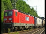 RBH 108 (143 916-5) mit RBH 106 (143 286-3) und einem Kesselwagenzug in Richtung Osten. Aufgenommen am 21.07.2010 in Eichenberg.