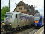 Die am Bahnsteig wartende Cantus wird von 185 540 in Doppeltraktion mit 185 518-8 und Aufliegerzug in Richtung Sden in Eichenberg berholt.