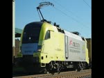 182 506-6 (ES 64 U2-006) mit Containerzug in Fahrtrichtung Sden.