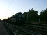 WAB55+PBSV-Lok19 mit den Holzzug von Rostock-Barmow nach   Stendal-Niedergrne bei der Ausfahrt im Bahnhof Rostock-Bramow.Gefilmt am 22.08.09 um 19.55 Uhr