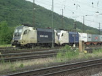 Whrend im Hintergrund ES 64 U2-035 von Khne+Nagel und ES 64 U2-023 der WLB mit einem Containerzug abgestellt sind, zieht die WLE 81 einen Autotransportzug durch Gemnden am Main. Aufgenommen am 28. Mai 2011.