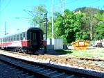 et-25-br-425-alt 425 420-7 der SVG, ist soeben aus Stuttgart in den Wildbader Bahnhof eingefahren. Und rangiert den Mitgebrachten Halpgep�ckwagen aufs Abstellgleis. 1. Mai 2007.