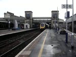 exeter-stdavids Regionalzug der CrossCoutry bei der Ausfahrt aus dem Bahnhof Exeter St.Davids