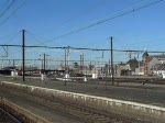 Eine SNCF Lok  ASTRIDE  durchfhrt mit einem langen Gterzug den Bahnhof von Gent St.Pieters und zieht diesenin Richtung Antwerpen.
